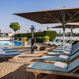 Hilton Waterfront מלון